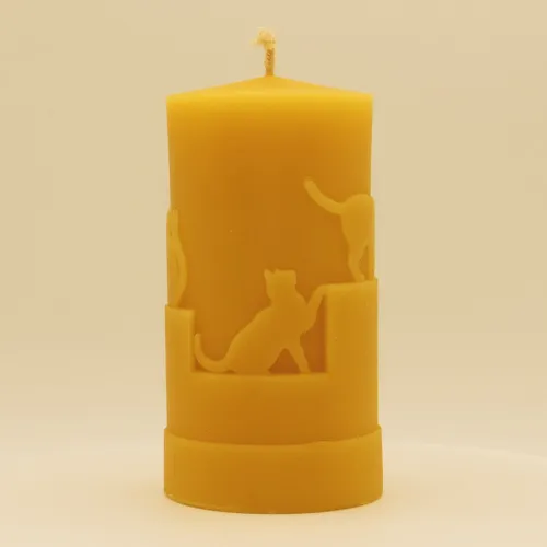 Bienenwachskerze mit Katzenmotiv – Flache Stumpenkerze Ø 6 × 11,5 cm
