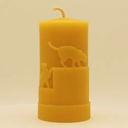 Bienenwachskerze mit Katzenmotiv – Flache Stumpenkerze Ø 6 × 11,5 cm