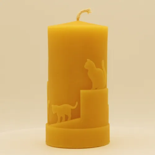 Bienenwachskerze mit Katzenmotiv – Flache Stumpenkerze Ø 6 × 11,5 cm