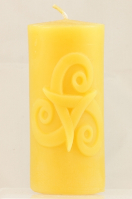 Stumpenkerze mit Triskelen-Motiv aus Bienenwachs 5 cm x 10,5 cm
