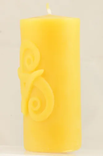 Handgemachte Bienenwachskerze mit Triskelen-Motiv 5 cm x 10,5 cm