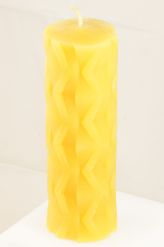 Stumpenkerzen mit Zickzack-Muster aus Bienenwachs 4,5 cm x 14 cm