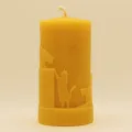 Bienenwachskerze mit Katzenmotiv – Flache Stumpenkerze Ø 6 × 11,5 cm
