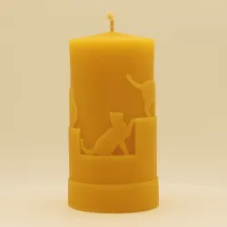 Bienenwachskerze mit Katzenmotiv – Flache Stumpenkerze Ø 6 × 11,5 cm