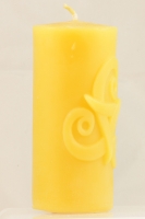 Stumpenkerze mit Triskelen-Motiv aus Bienenwachs 5 cm x 10,5 cm